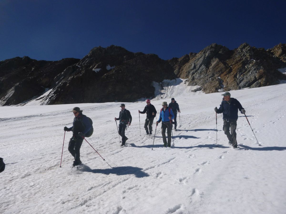 Gletschertour zur Ötzifundstelle mit Hans KammerlanderEscursione alpinistica al luogo di ritrovamento dellUomo venuto dal ghiaccio con Hans KammerlanderMountaineering trip to the findspot of the Iceman with Hans KammerlanderÖtzi Glacier Tour Summer 2016