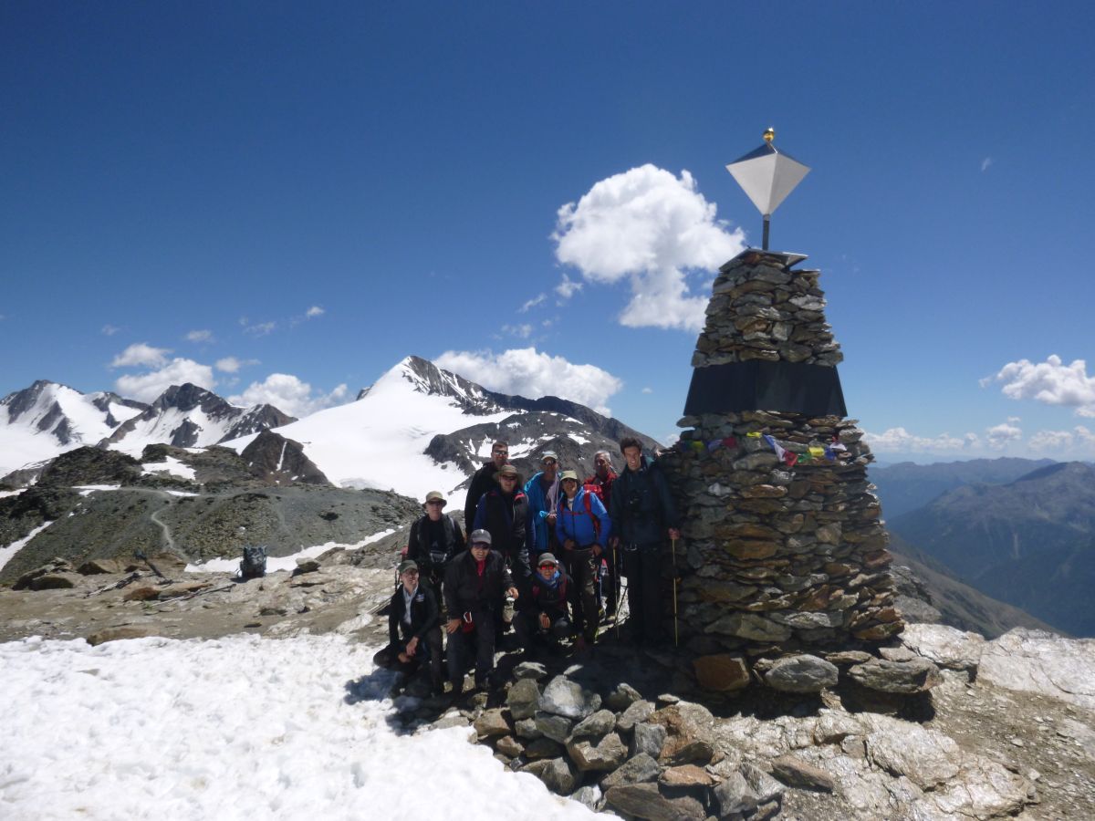 Gletschertour zur Ötzifundstelle mit Hans KammerlanderEscursione alpinistica al luogo di ritrovamento dellUomo venuto dal ghiaccio con Hans KammerlanderMountaineering trip to the findspot of the Iceman with Hans KammerlanderÖtzi Glacier Tour Summer 2016