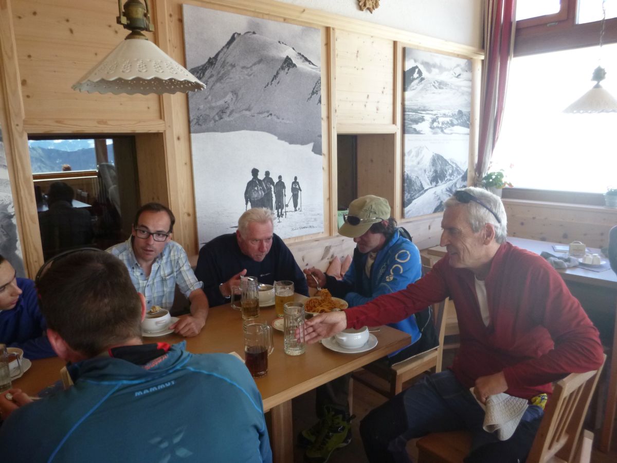 Gletschertour zur Ötzifundstelle mit Hans KammerlanderEscursione alpinistica al luogo di ritrovamento dellUomo venuto dal ghiaccio con Hans KammerlanderMountaineering trip to the findspot of the Iceman with Hans KammerlanderÖtzi Glacier Tour Summer 2016