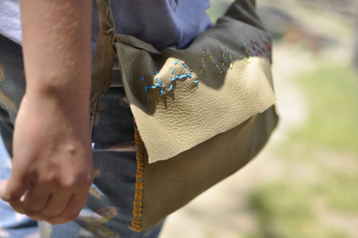 Kunstwerke entstanden im Kindersommer im archeoParc SchnalstalBorse di cuoio costruite durante il grest estivo nellarcheoParc Val Senalesleather bag from the sewing workshop during the summer camp at the archeoParc Val SenalesJuly 2018