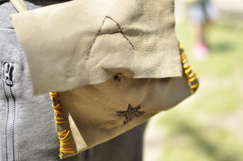 Kunstwerke entstanden im Kindersommer im archeoParc Schnalstal<br/>Borse di cuoio costruite durante il grest estivo nellarcheoParc Val Senales<br/>leather bag from the sewing workshop during the summer camp at the archeoParc Val Senales<br/>July 2018<br/>