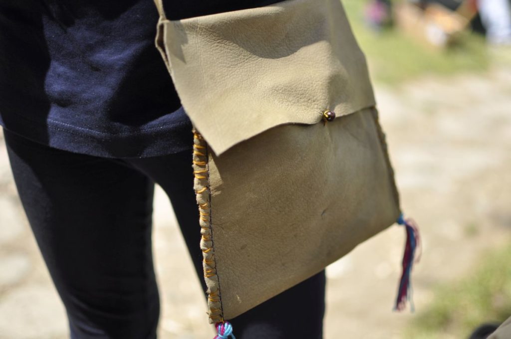 Kunstwerke entstanden im Kindersommer im archeoParc Schnalstal<br/>Borse di cuoio costruite durante il grest estivo nellarcheoParc Val Senales<br/>leather bag from the sewing workshop during the summer camp at the archeoParc Val Senales<br/>July 2018<br/>