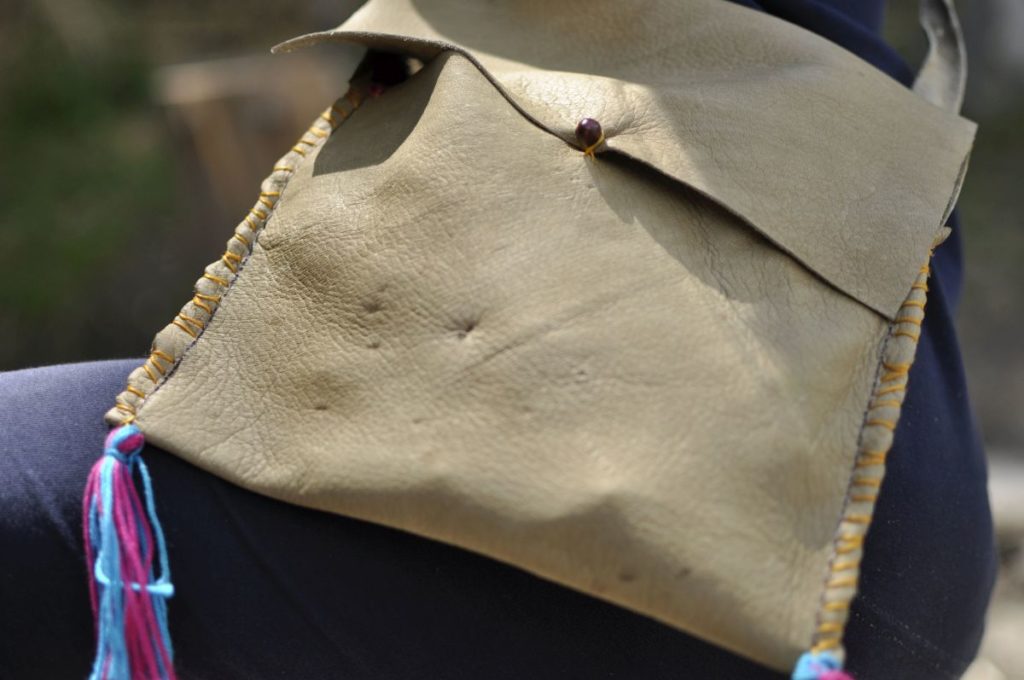 Kunstwerke entstanden im Kindersommer im archeoParc Schnalstal<br/>Borse di cuoio costruite durante il grest estivo nellarcheoParc Val Senales<br/>leather bag from the sewing workshop during the summer camp at the archeoParc Val Senales<br/>July 2018<br/>