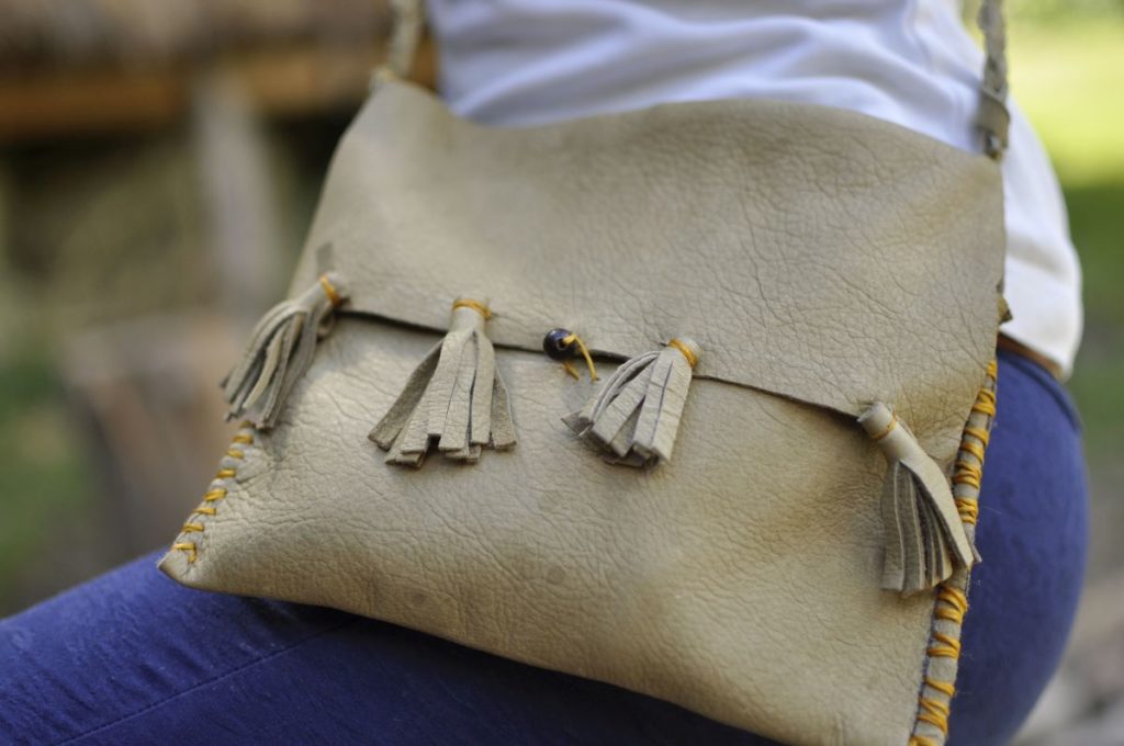 Kunstwerke entstanden im Kindersommer im archeoParc Schnalstal<br/>Borse di cuoio costruite durante il grest estivo nellarcheoParc Val Senales<br/>leather bag from the sewing workshop during the summer camp at the archeoParc Val Senales<br/>July 2018<br/>