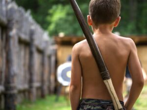 Bogen schießen im archeoParc<br/>Tiro con larco allarcheoParc<br/>Trying archery at the archeoParc<br/><br/>Kindersommer Schnals<br/>July 2022