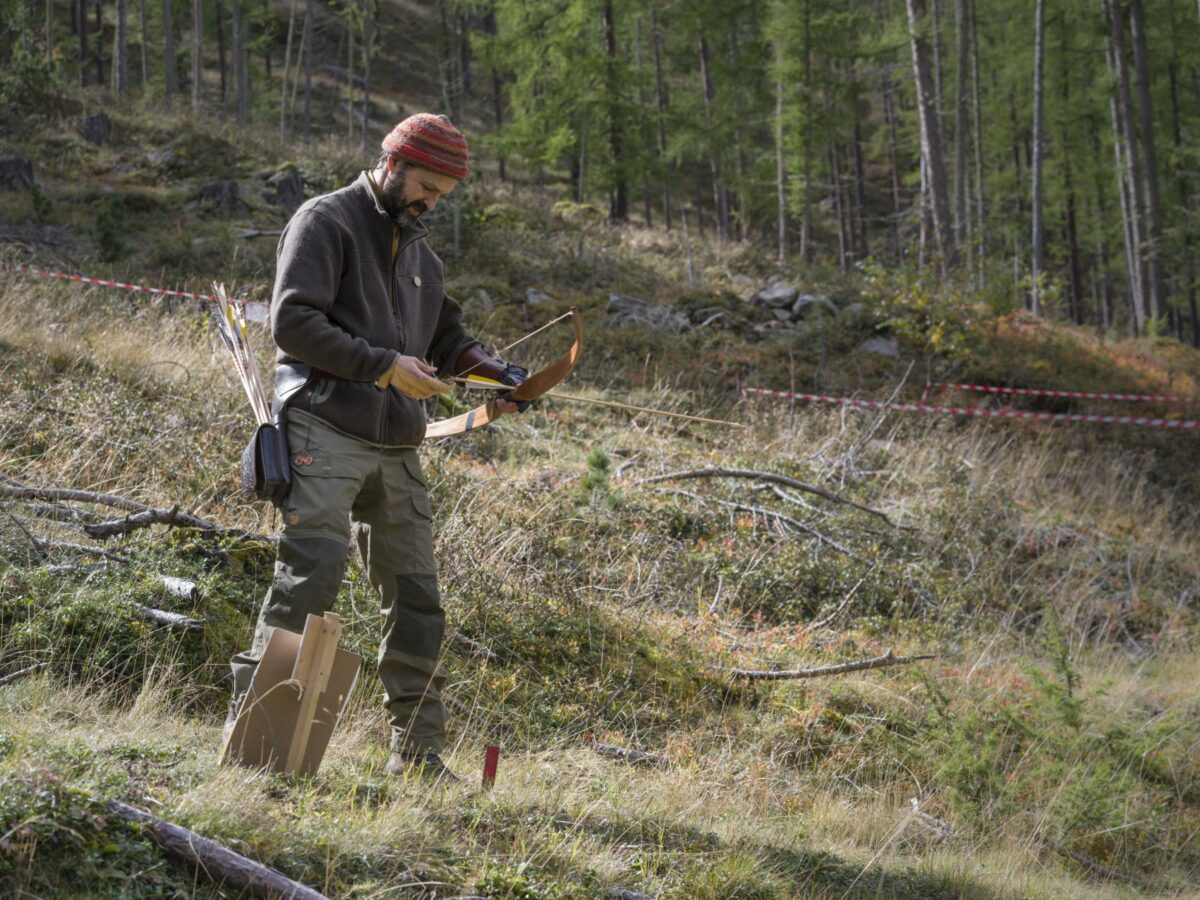 Bogenschütze vor dem Schuss<br/>Arciere prima di tendere l'arco<br/>Archer before drawing his bow