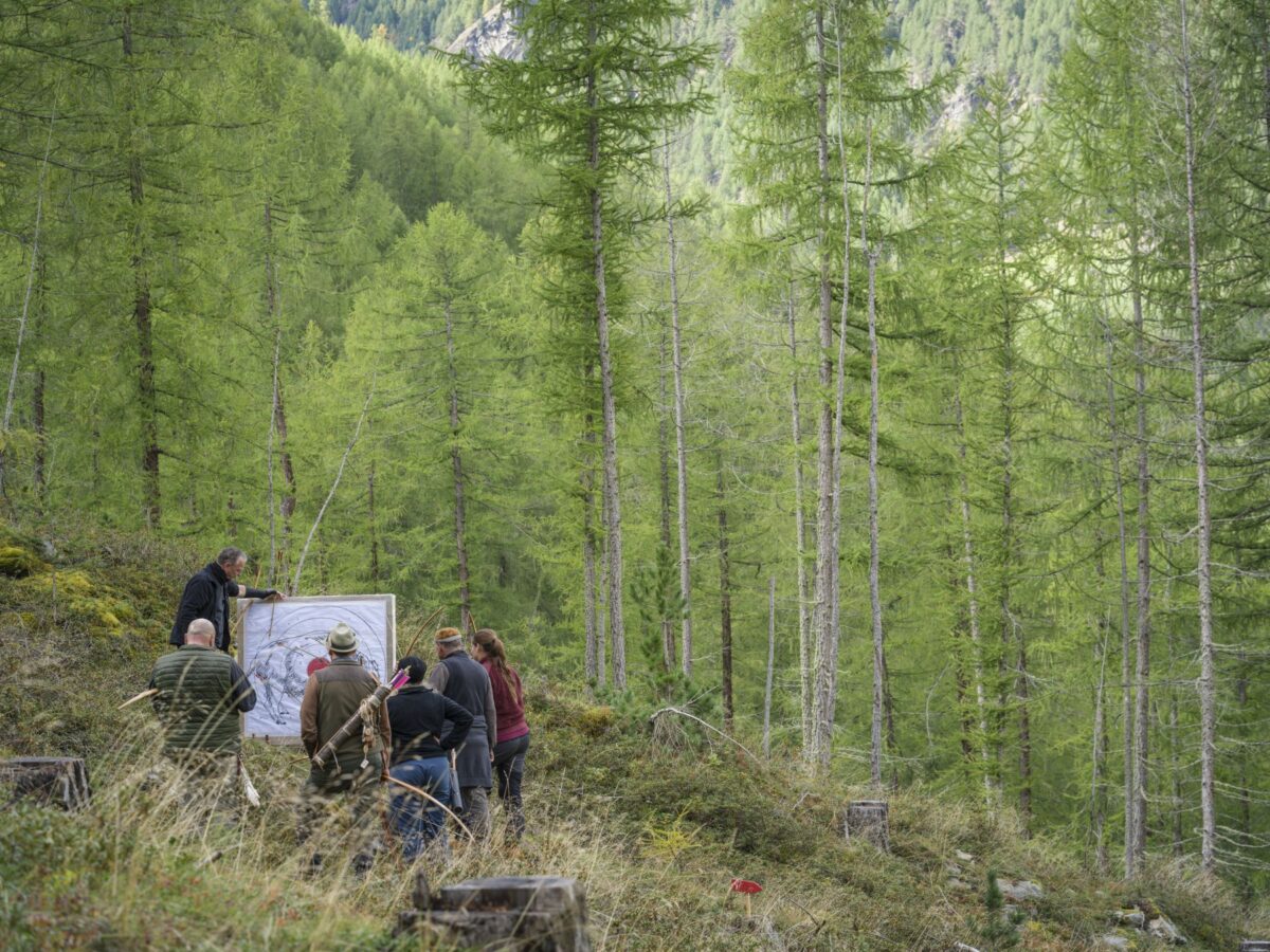 Teilnehmer und Teilnehmerinnen im Bodenwald<br/>Partecipanti nel bosco „Bodenwald“<br/>Participants in the „Bodenwald“ forest