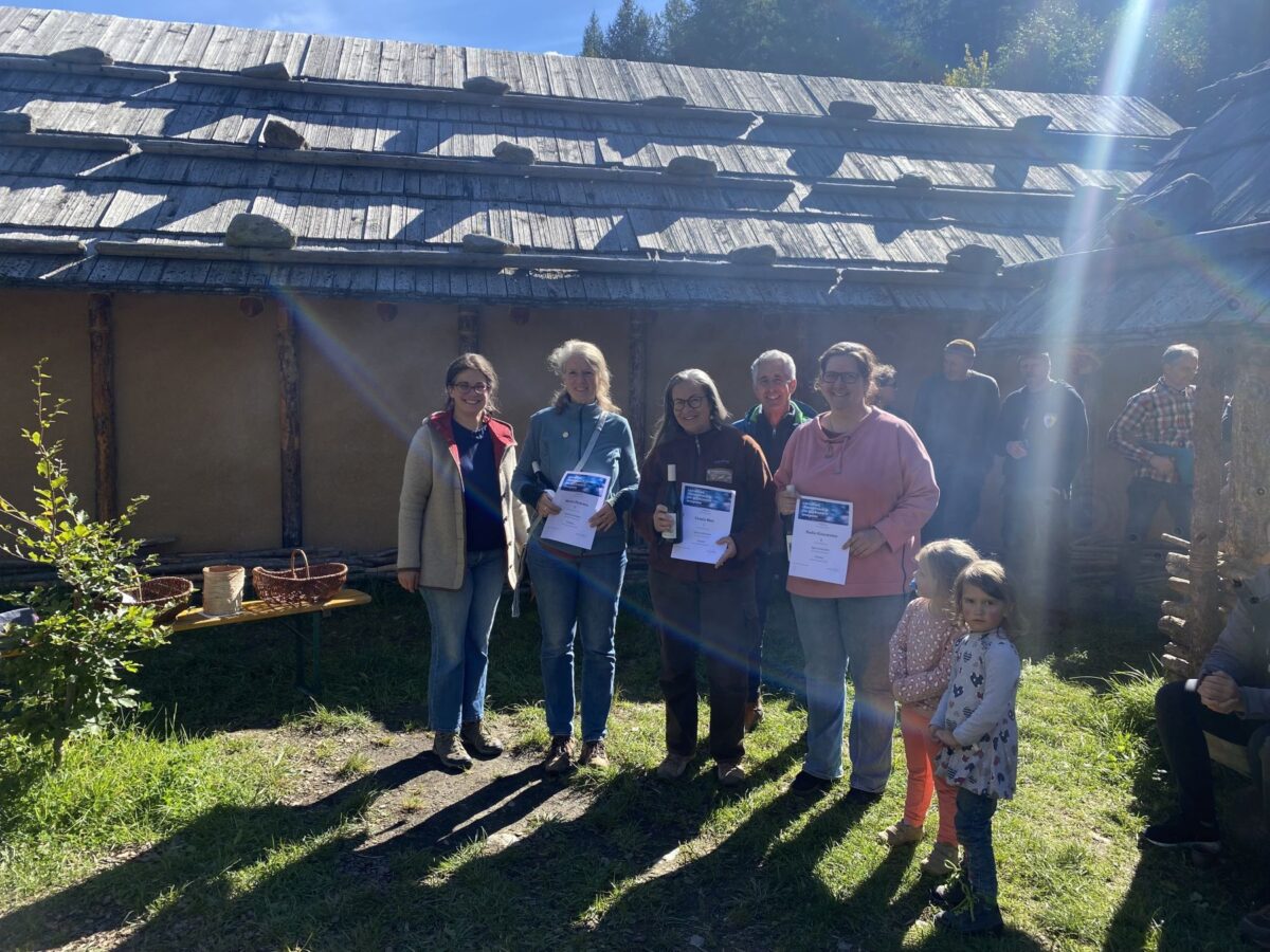 Siegerehrung im Bewerb Speerschleudern, Kategorie Damen, im Rahmen der Europameisterschaften für Prähistorische Waffen im Freilichtbereich des archeoParc Schnalstal<br/>Cerimonia di premiazione dei tiratori con il propulsore, categoria Donne, nel corso del campionato europeo di tiro con l’arco preistorico e lancio con il propulsore all’archeoParc Val Senales<br/>Presentation ceremony for the winners of the atlatl competition, category Women, during the European Championship for Prehistoric Weapons at archeoParc Val Senales<br/><br/>f.l.t.r.: archeoParc director Johanna Niederkofler, Maren Petersen, D (2nd place), Ursula Räss, CH (1st place), Ernst Gamper, Nadia Kiesewetter, CH (3rd place)<br/>September 2024