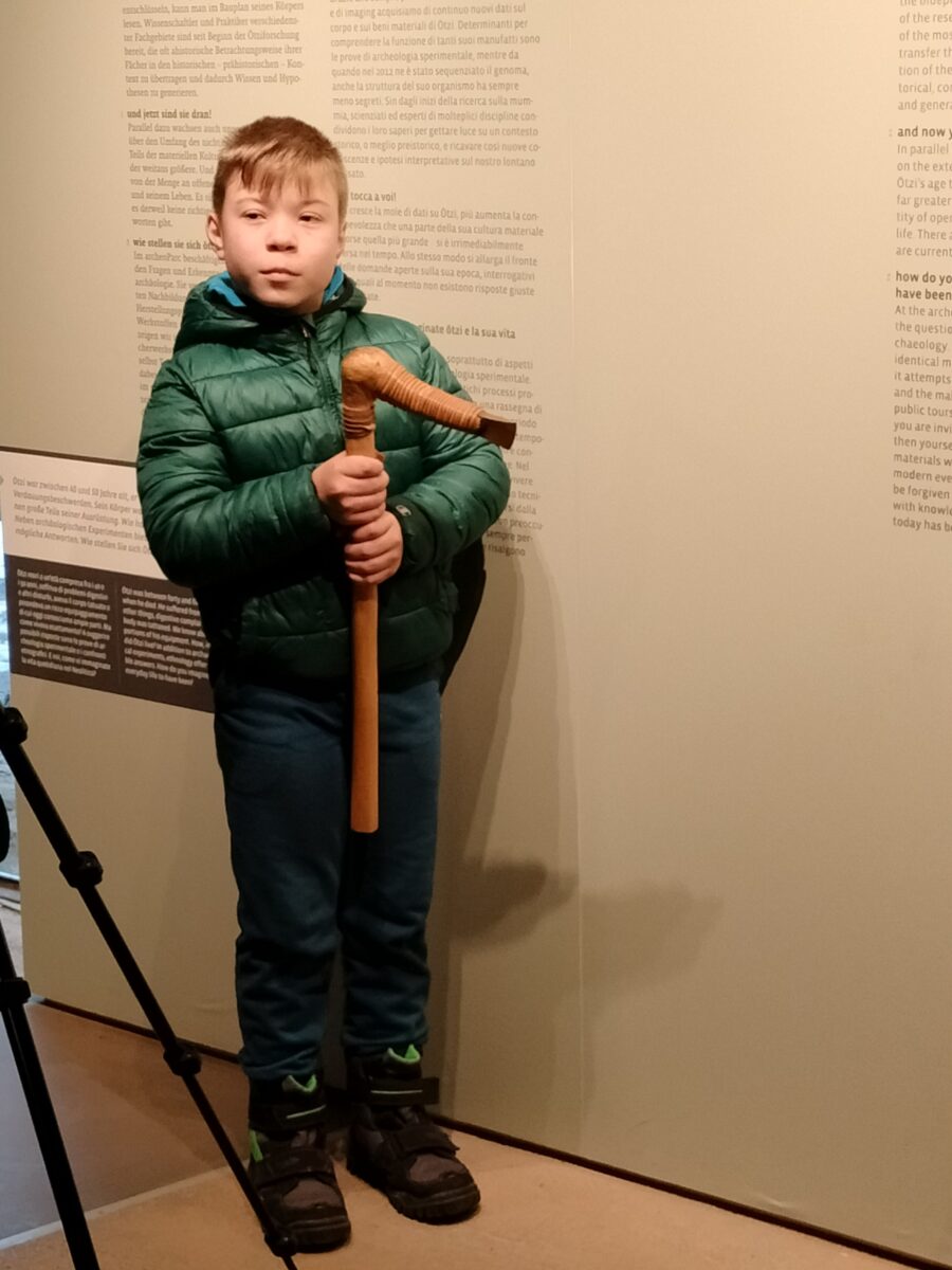 Kinder der Grundschule Naturns bei Videoaufnahmen im archeoParc<br/>Bambini della scuola primaria di Naturno durante le registrazioni di un viedo nell‘archeoParc<br/>Children from Naturno primary school at viedo recordings at the archeoParc<br/><br/>November 2024