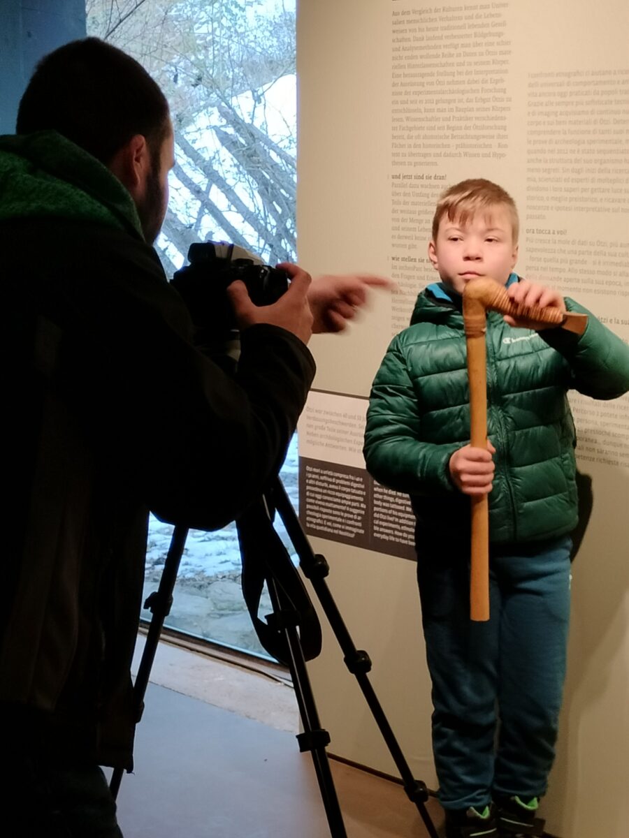 Kinder der Grundschule Naturns bei Videoaufnahmen im archeoParc<br/>Bambini della scuola primaria di Naturno durante le registrazioni di un viedo nell‘archeoParc<br/>Children from Naturno primary school at viedo recordings at the archeoParc<br/><br/>November 2024