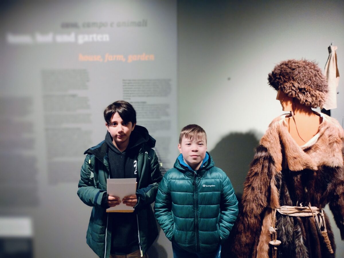 Kinder der Grundschule Naturns bei Videoaufnahmen im archeoParc<br/>Bambini della scuola primaria di Naturno durante le registrazioni di un viedo nell‘archeoParc<br/>Children from Naturno primary school at viedo recordings at the archeoParc<br/><br/>November 2024