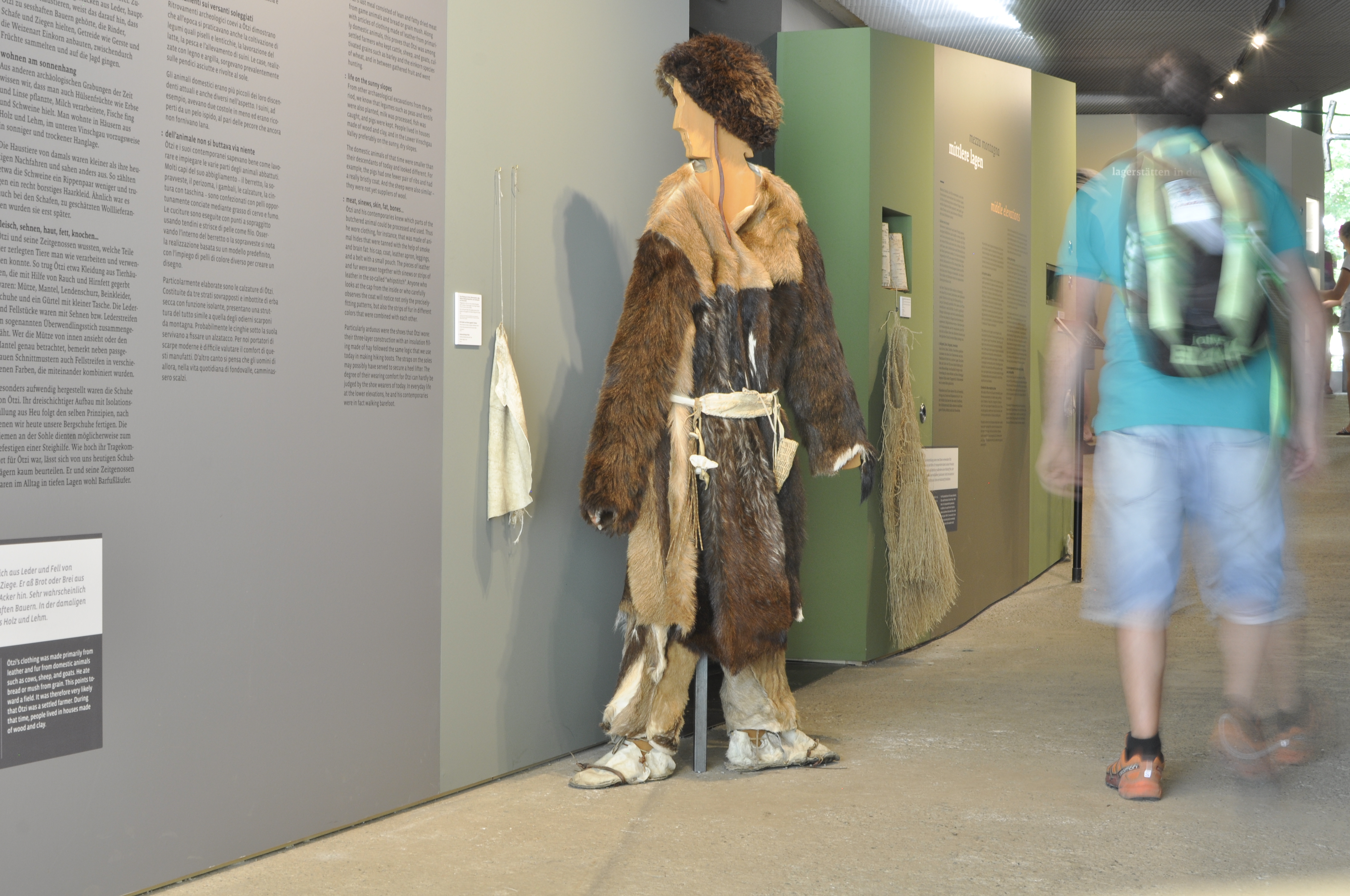 Rekonstruktionen von Ötzis Kleidung und Ausrüstungsgegenständen zum Anfassen finden sich in der Dauerausstellung Flora Fauna Mensch im Besucherzentrum des archeoParc Schnalstal in SüdtirolRicostruzioni dellabbigliamento e dellequipaggiamento di Ötzi da toccare si trovano nella mostra Ma Ötzi, dove viveva? nel centro visitatori dellarcheoParc della val Senales in Alto Adige  In the exhibition Primitive? Skilled! at archeoParc Val Senales, visitors can see and touch reconstructions of Ötzis cloths and equipment